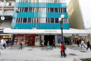 Fotos atualizadas de todos os prédios nos aproximadamente 800 metros de calçadão da Rua XV de Novembro, centro de Curitiba. Imagens desde o prédio da ACP - Associação Comercial do Paraná até ao prédio Centro Universitário Internacional “antigo prédio Garcez”, passando pelas galerias Lustoza, Ritz, Galeria Minerva e a Tijucas, além do Palácio Avenida - 16/09/2016. - Fotos: Antônio More / Gazeta do Povo